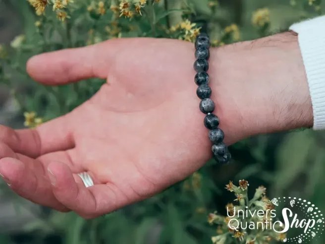 larvikite propriétés, bracelet fait sur mesure 08mm porté sur un poignet homme