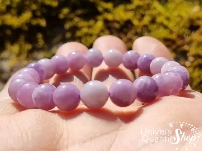 Lépidolite bracelet pierre violette sur une main 08mm