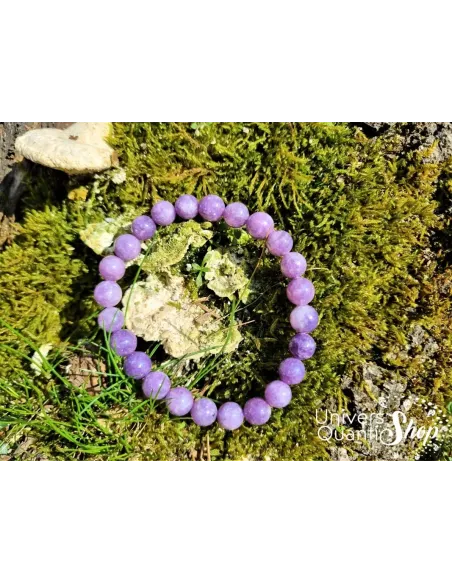 Bracelet lépidolite vertus pierre violette, bracelet 08mm posé sur l'herbe