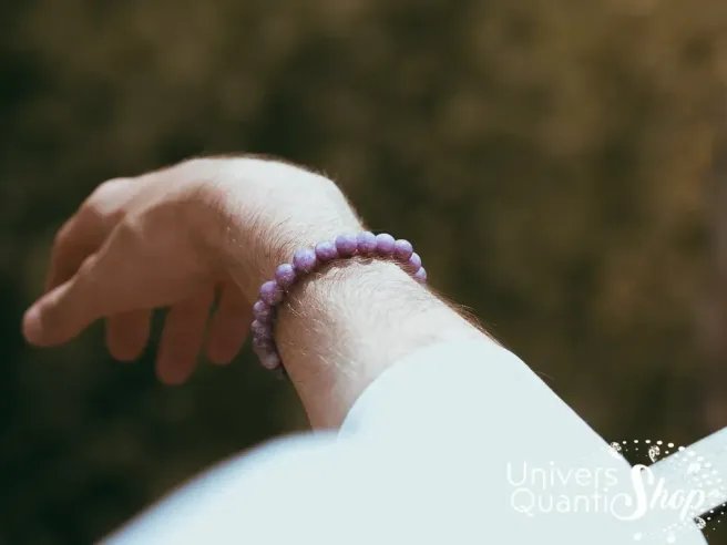 Bracelet Lépidolite Homme porté au poignet droit
