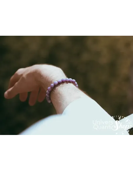 Bracelet Lépidolite Homme porté au poignet droit