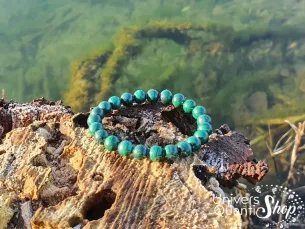 bracelet malachite quel poignet, pierre naturelle 08mm sur un rocher au bord de l'eau