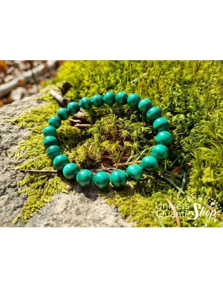 malachite pierre verte claire bracelet 08mm AA déposé sur de la mousse forêt