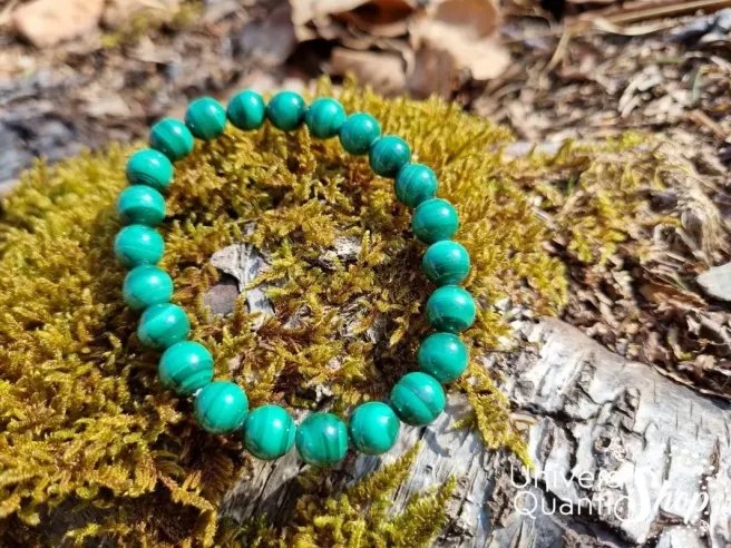malachite pierre signification, bracelet lithothérapie malachite 08mm sur écorce de bois