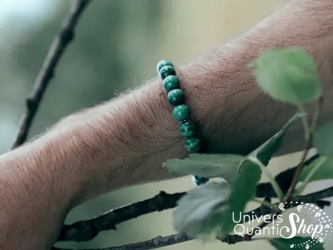 malachite vertus et propriétés, bracelet malachite vert 8mm sur un poignet d'homme