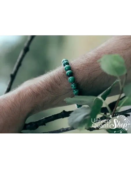 malachite vertus et propriétés, bracelet malachite vert 8mm sur un poignet d'homme