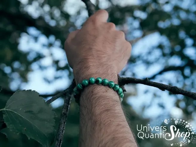malachite bienfaits bracelet malachite claire 08mm porté sur un poignet homme