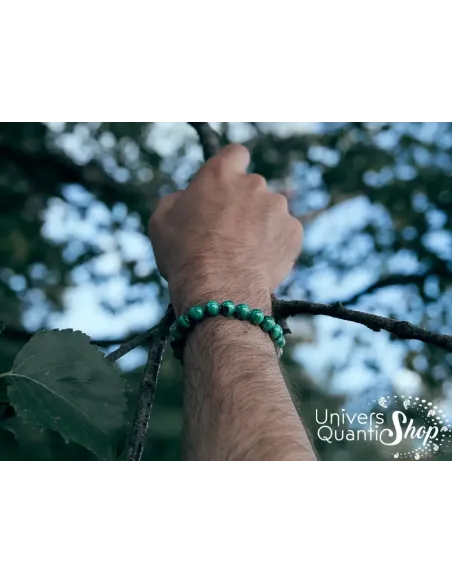 malachite bienfaits bracelet malachite claire 08mm porté sur un poignet homme