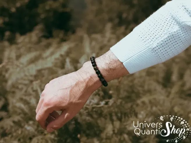 Obsidienne dorée vertus spirituelles, bracelet boule 8mm porté sur un poignet homme