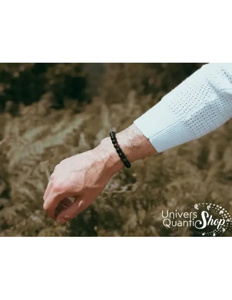 Obsidienne dorée vertus spirituelles, bracelet boule 8mm porté sur un poignet homme Obsidienne dorée vertus spirituelles, bracelet boule 8mm porté sur un poignet homme