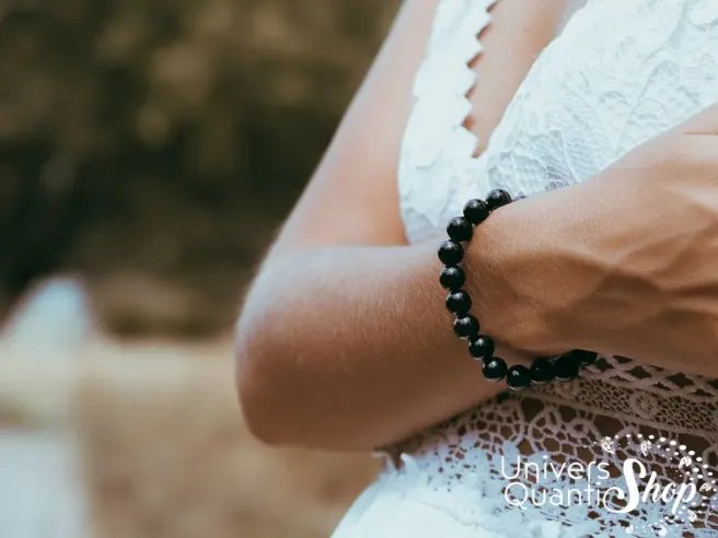 obsidienne noire bienfaits bracelet 8mm porté sur un poignet de femme