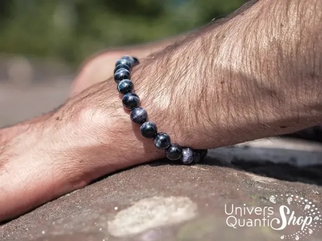 oeil de faucon bracelet 8mm porté sur un poignet d'homme