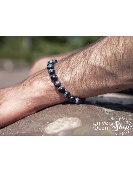 oeil de faucon bracelet 8mm porté sur un poignet d'homme oeil de faucon bracelet 8mm porté sur un poignet d'homme