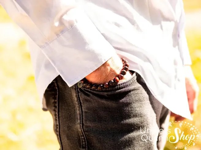 oeil de taureau propriétés en lithothérapie, bracelet 8mm porté au poignet homme