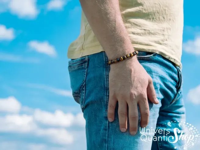 bracelet oeil de tigre homme fait sur mesure porté sur le poignet droit
