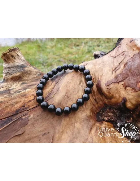 onyx noir vertus bracelet 8mm posé sur un arbre dans la nature