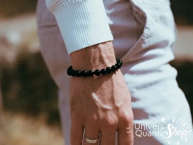 onyx pierre bienfaits bracelet pierre naturelle 08mm porté sur un poignet homme