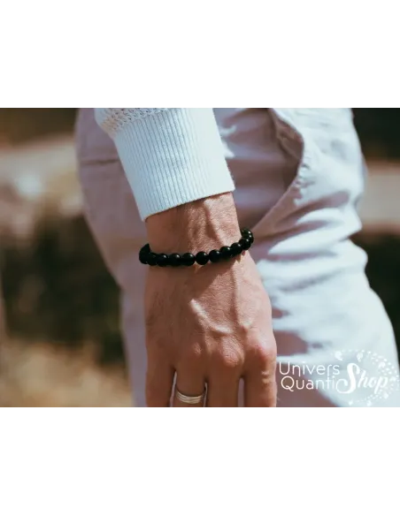 onyx pierre bienfaits bracelet pierre naturelle 08mm porté sur un poignet homme