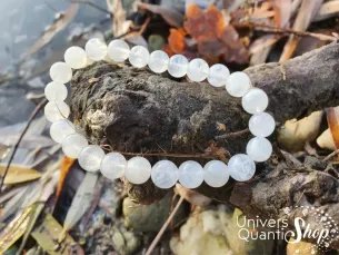 péristérite bracelet pierre blanche 08mm qualité A sur une branche au bord de l'eau