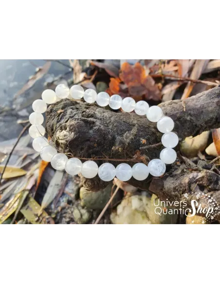 péristérite bracelet pierre blanche 08mm qualité A sur une branche au bord de l'eau