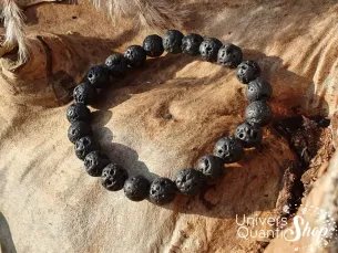 pierre de lave signification bracelet 8mm qualité AB sur du bois