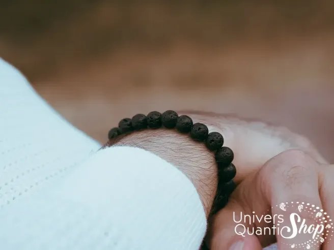 bracelet pierre de lave signification lithothérapie 8mm porté sur un poignet homme