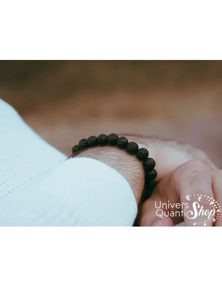 bracelet pierre de lave signification lithothérapie 8mm porté sur un poignet homme