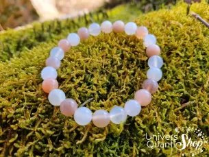 bracelet pierre de lune multicolore pierre naturelle 8mm sur de la mousse en forêt