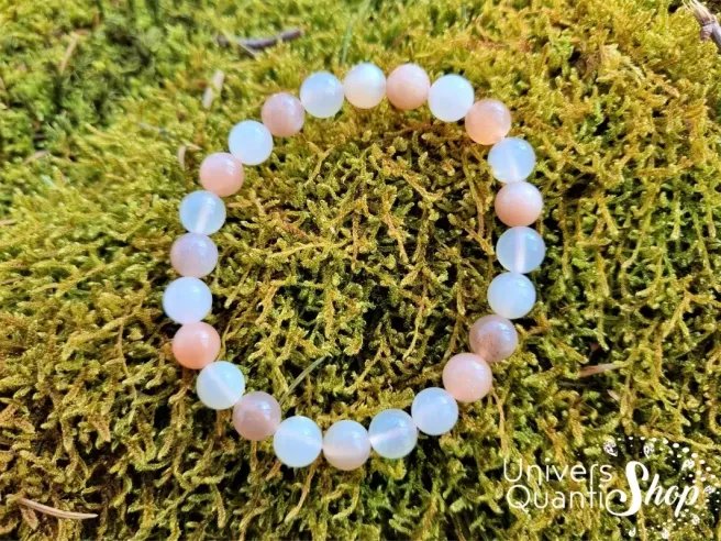 pierre de lune multicolore vertus, bracelet de féminité et de douceur 8mm sur de la mousse