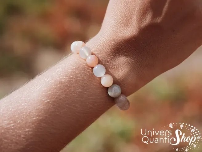 bracelet pierre de lune multicolore véritable fait sur mesure 8mm porté sur un poignet de femme