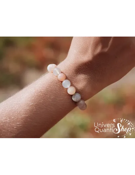 bracelet pierre de lune multicolore véritable fait sur mesure 8mm porté sur un poignet de femme