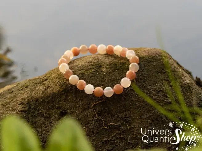 bracelet pierre de lune multicolore pierre de grossesse 8mm sur un rocher au bord de l'eau