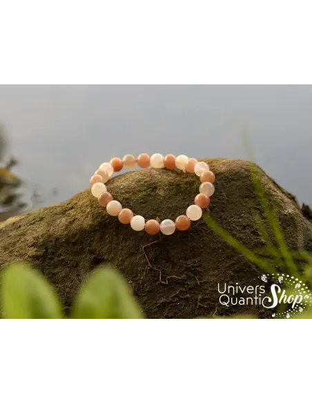 bracelet pierre de lune multicolore pierre de grossesse 8mm sur un rocher au bord de l'eau