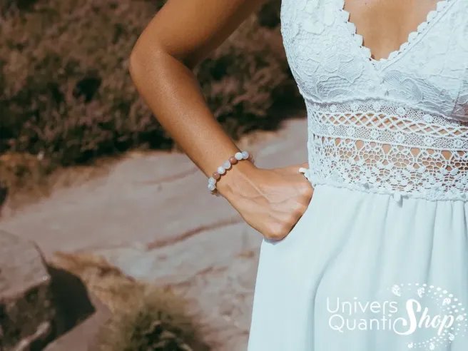 pierre de lune multicolore signification bracelet de protection femme porté sur un poignet