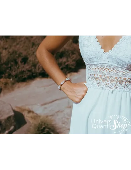 pierre de lune multicolore signification bracelet de protection femme porté sur un poignet