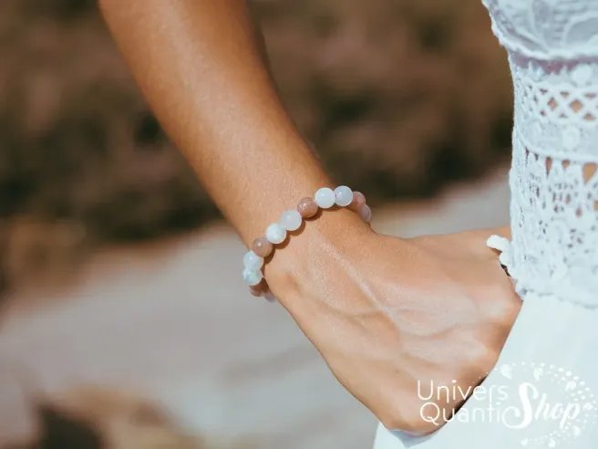 pierre de lune multicolore vertus, bracelet pierre de lune porté sur un poignet de femme