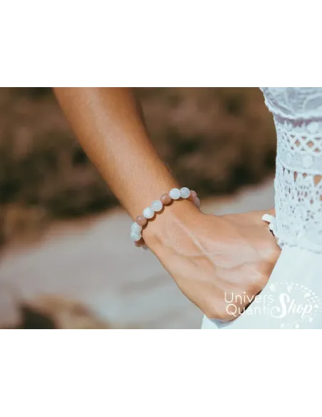 pierre de lune multicolore vertus, bracelet pierre de lune porté sur un poignet de femme