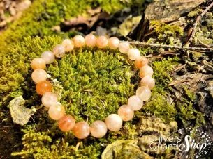 vraie pierre de soleil bracelet 8mm posé sur de la mousse