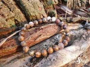 piétersite bracelet, pierre de l'affirmation 8mm posé sur une écorce d'arbre