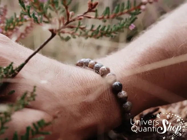 piétersite vertus spirituelles bracelet harmonisation des chakras, sur un poignet d'homme