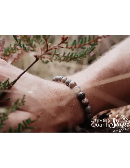 piétersite vertus spirituelles bracelet harmonisation des chakras, sur un poignet d'homme