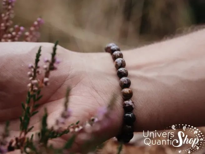 piétersite bracelet lithothérapie 8mm porté sur un poignet d'homme en nature