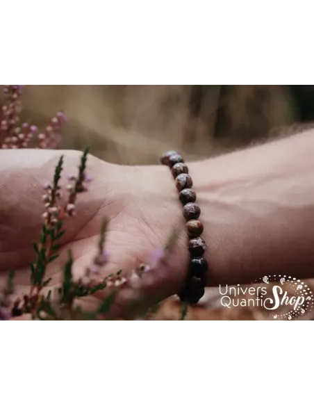 piétersite bracelet lithothérapie 8mm porté sur un poignet d'homme en nature