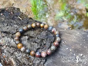 piétersite bracelet pierre naturelle AB 8mm sur une écorce d'arbre