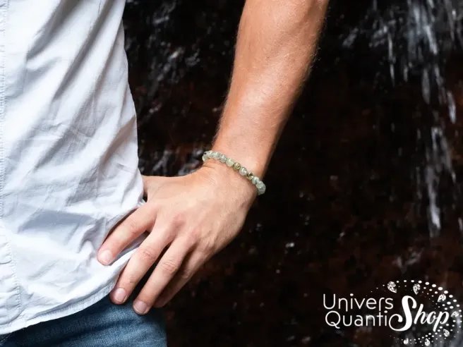 préhnite vertus, bracelet de préhnite verte 8mm porté sur un poignet homme