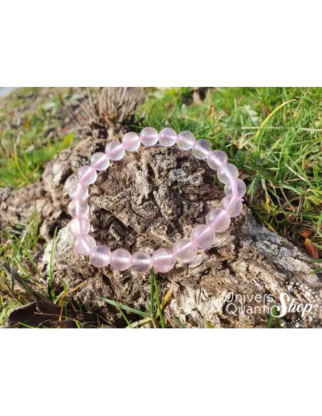 quartz rose bracelet en pierre naturelle AA 08mm sur une branche d'arbre dans la nature