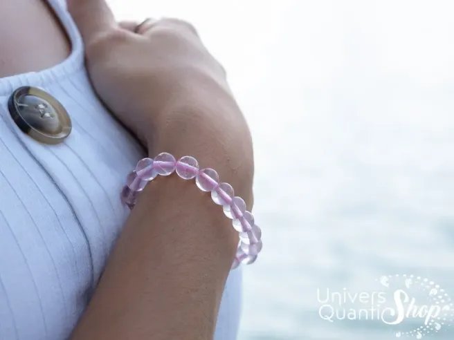 quartz rose vertus, bracelet pierre de l'amour qualité AA 8mm porté sur un poignet femme