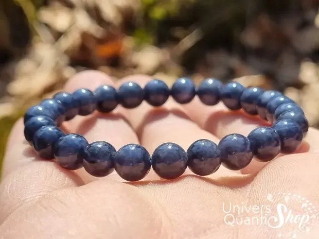 saphir bleu nuit prix bracelet perle 8mm posé dans une main