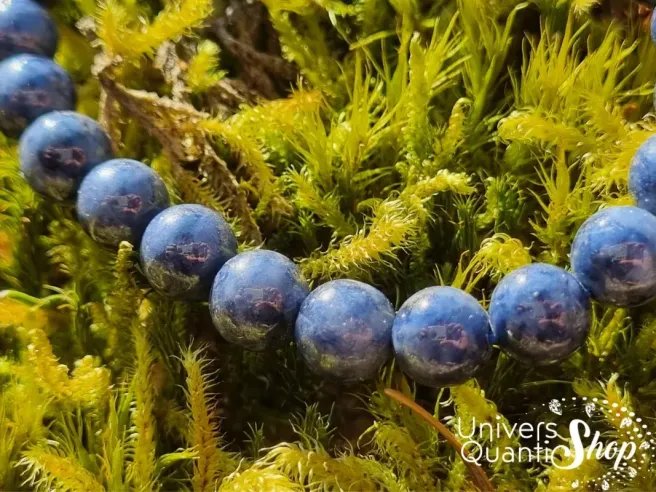 saphir bleu signification en lithothérapie bracelet pierre précieuse vue zoomer sur les perles