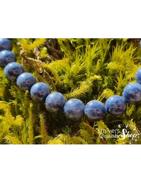 saphir bleu signification en lithothérapie bracelet pierre précieuse vue zoomer sur les perles